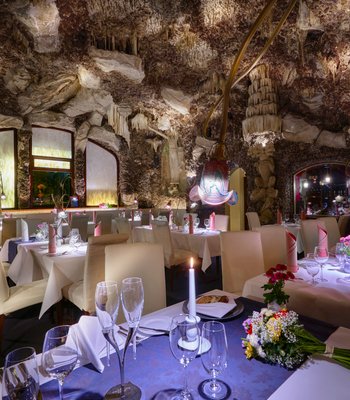Prager Spitzenrestaurant in einer Tropfsteinhhle im Zentrum von Prag - Innenraum - Erlebnisrestaurant im Prags