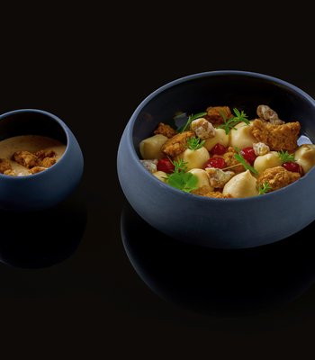 Strudel Apfel / Roggencrumble / Vanille / Rosinen / Walnsse - Erlebnisrestaurant im Prags
