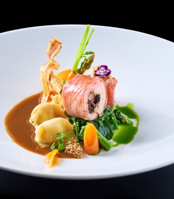 Kaninchen/ Skartoffeln/ Rucheraal/ Senf - Erlebnisrestaurant im Prags
