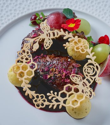 Anjou-Taube/ Grie Nocke/ Trauben/ Feigen/ Armagnac/ Brombeere - Erlebnisrestaurant im Prags
